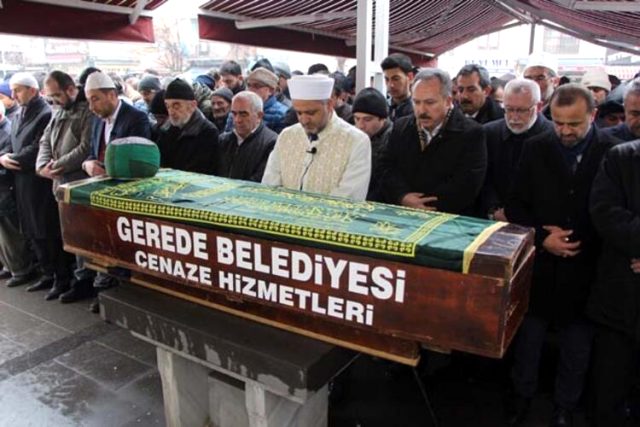 Osmanlı'nın son ulemalarından olan emekli imam, gözyaşları içinde türbeye defnedildi