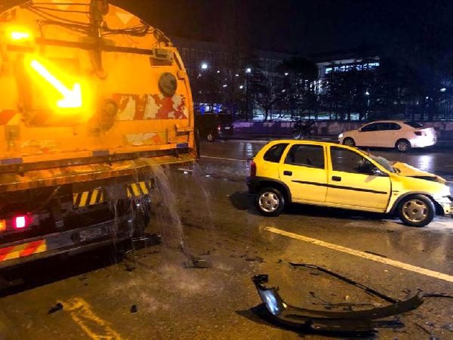 Otomobil önce temizlik aracına, ardından minibüse çarptı: 1 yaralı