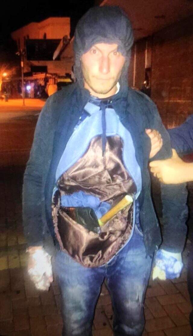 Özel kıyafetli kuyumcu hırsızı suçüstü yakalandı Özel kıyafetli kuyumcu hırsızı suçüstü yakalandı