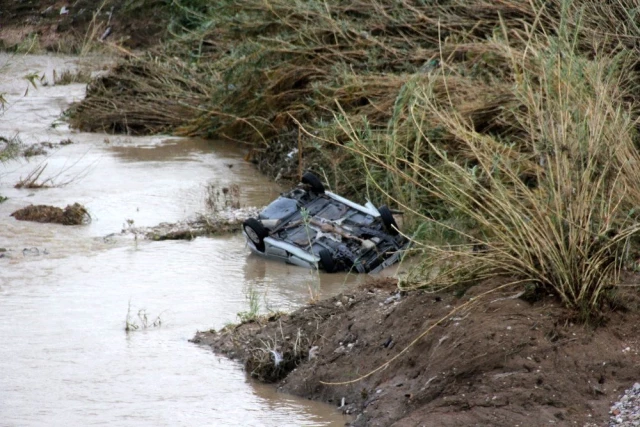Adana'da sel sularının çekilmesiyle su altında kalan otomobiller ortaya çıktı