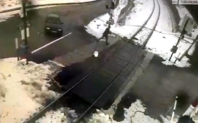 Sürücünün trenin geçişini beklememek için bariyeri kırma anı kamerada