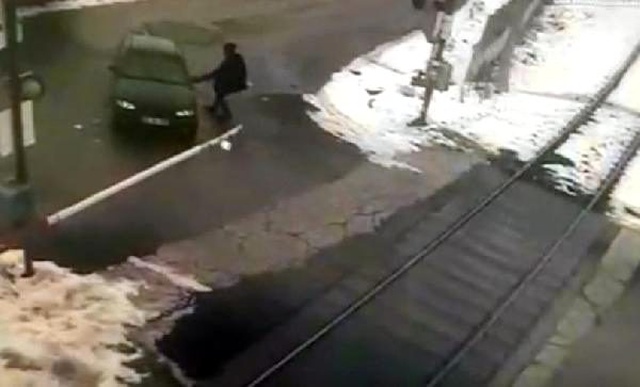 Sürücünün trenin geçişini beklememek için bariyeri kırma anı kamerada