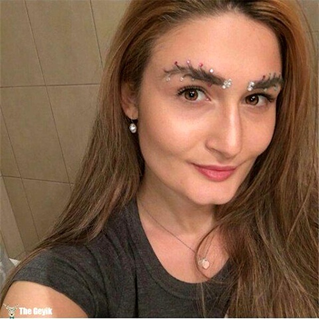 Yeni Trend Kaş ve Kirpiklerden Yılbaşı Ağacı Makyajı Yapmak