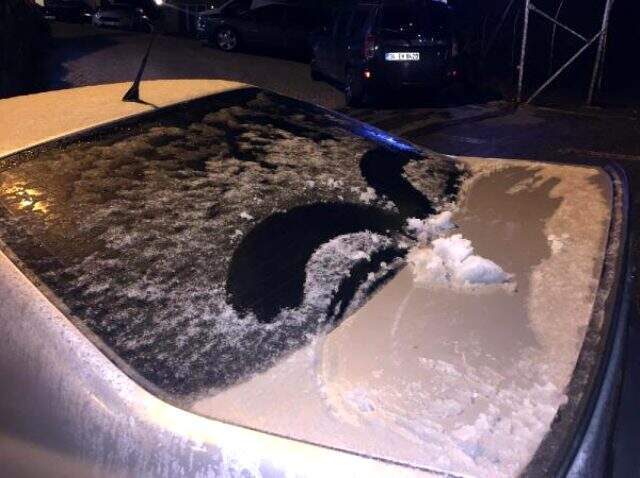 Akşam saatlerinde İstanbul'a mevsimin ilk karı yağdı! Otomobiller beyaza büründü Akşam saatlerinde İstanbul'a mevsimin ilk karı yağdı! Otomobiller beyaza büründü