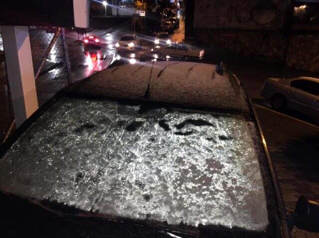 Akşam saatlerinde İstanbul'a mevsimin ilk karı yağdı! Otomobiller beyaza büründü Akşam saatlerinde İstanbul'a mevsimin ilk karı yağdı! Otomobiller beyaza büründü