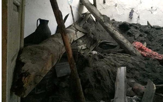 3 çocuk, sabah saat erken saatlerde çöken tavanın altında kaldı