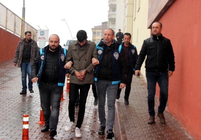 67 yaşındaki emekli dolandırıcılara 40 bin TL'yi balkondan attı