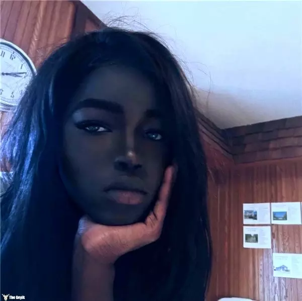 Esmer Barbie İsimli Süper Model Kusursuz Çizgileriyle Kendine Hayran Bırakıyor