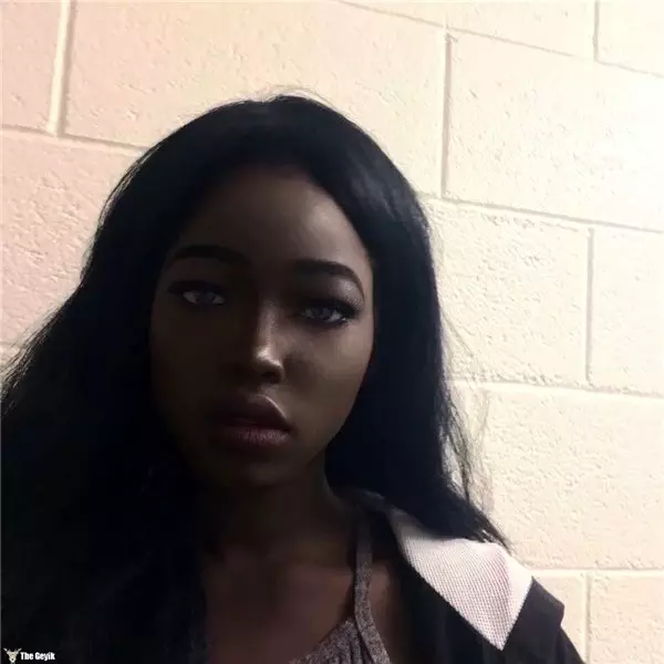 Esmer Barbie İsimli Süper Model Kusursuz Çizgileriyle Kendine Hayran Bırakıyor