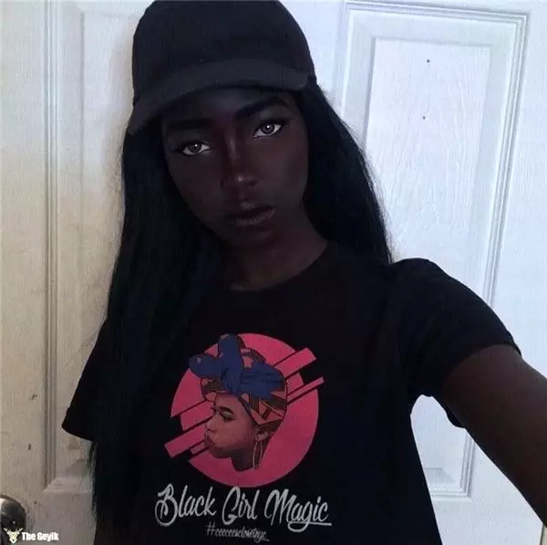 Esmer Barbie İsimli Süper Model Kusursuz Çizgileriyle Kendine Hayran Bırakıyor