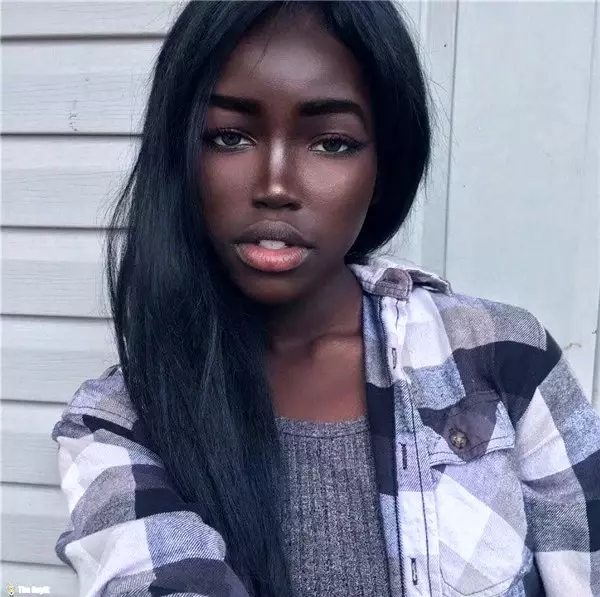 Esmer Barbie İsimli Süper Model Kusursuz Çizgileriyle Kendine Hayran Bırakıyor