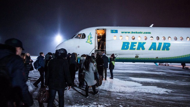 Kazakistan'da içinde 100 kişinin bulunduğu uçak düştü