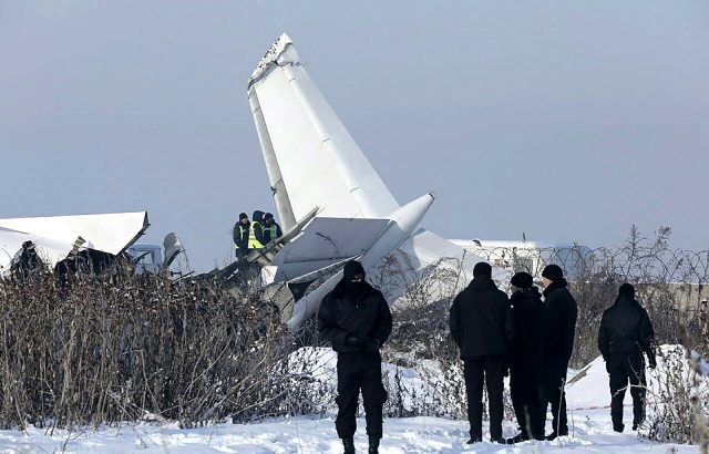Kazakistan'daki korkunç uçak kazasından sevindirici detay geldi! O anlar kamerada