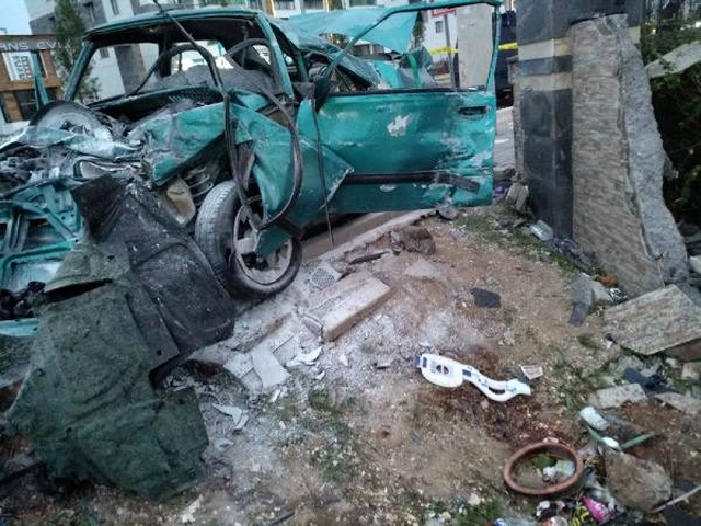 Ortaokul öğrencisi otomobille bahçe duvarına çarptı 3 öğrenci hayatını kaybetti