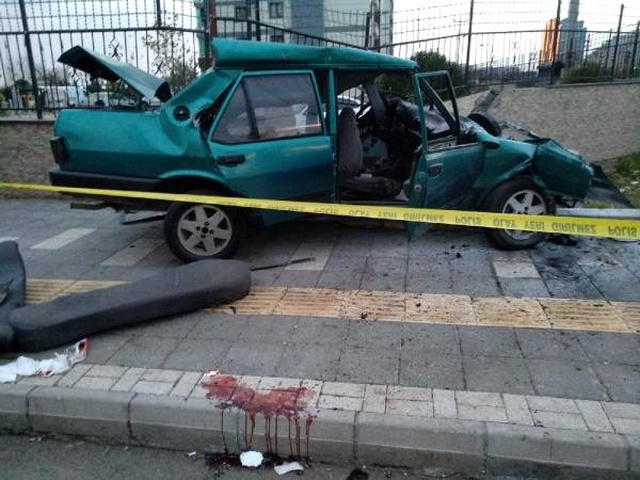 Ortaokul öğrencisi otomobille bahçe duvarına çarptı 3 öğrenci hayatını kaybetti