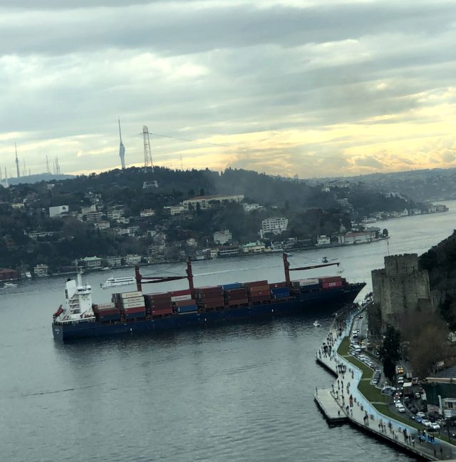 İstanbul Boğazı'nda yük gemisi karaya oturdu
