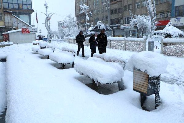 Van, Hakkari ve Adıyaman'ın bazı ilçelerinde yoğun kar nedeniyle eğitime ara verildi