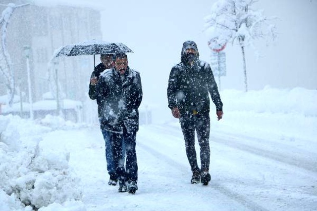 Van, Hakkari ve Adıyaman'ın bazı ilçelerinde yoğun kar nedeniyle eğitime ara verildi