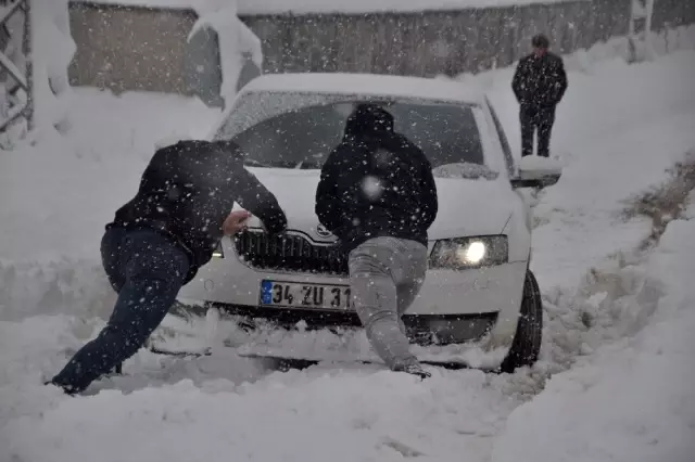 Yüksekova kara gömüldü! İlçede okullar tatil edildi