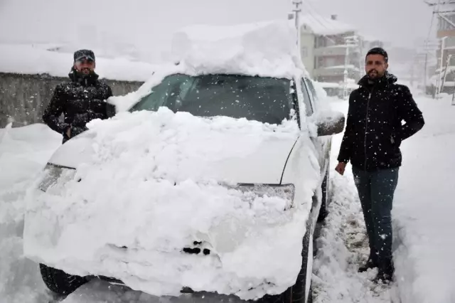 Yüksekova kara gömüldü! İlçede okullar tatil edildi