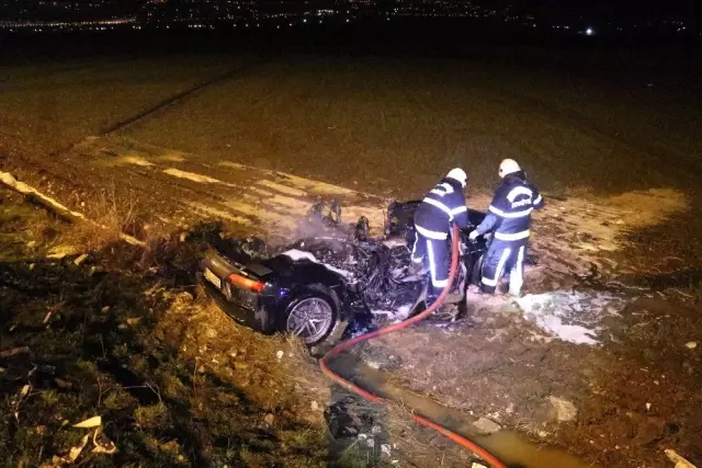 Takla atıp, cayır cayır yanan otomobilden burunları bile kanamadan kurtuldular