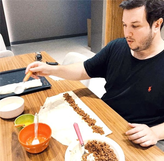 Şahan Gökbakar ekmek yapmaya başladı