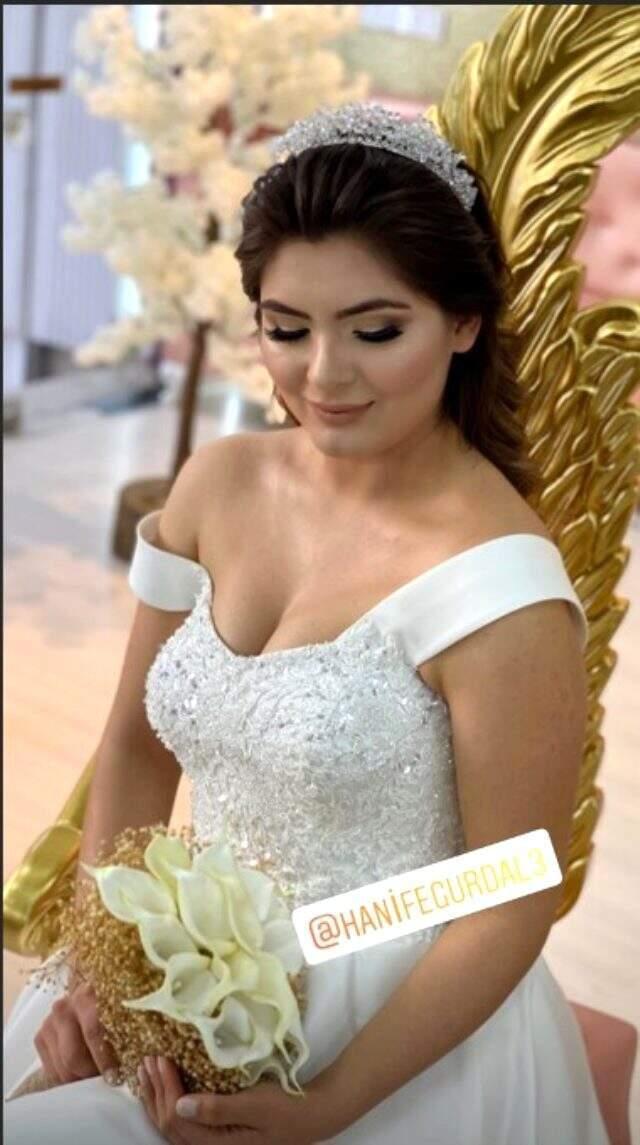 Gelin adayı Hanife Gürdal'ın derin göğüs dekoltesi takipçilerini çıldırttı