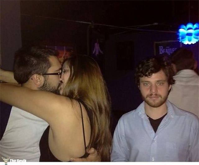 Öpüşen Çiftlerin Yanında Sinsice Biten Adamın Mahzunluk İçeren 19 Fotoğrafı