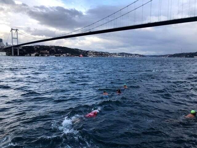 Soğuk havaya aldırış etmeyen vatandaşlar Boğaz'da yüzdü