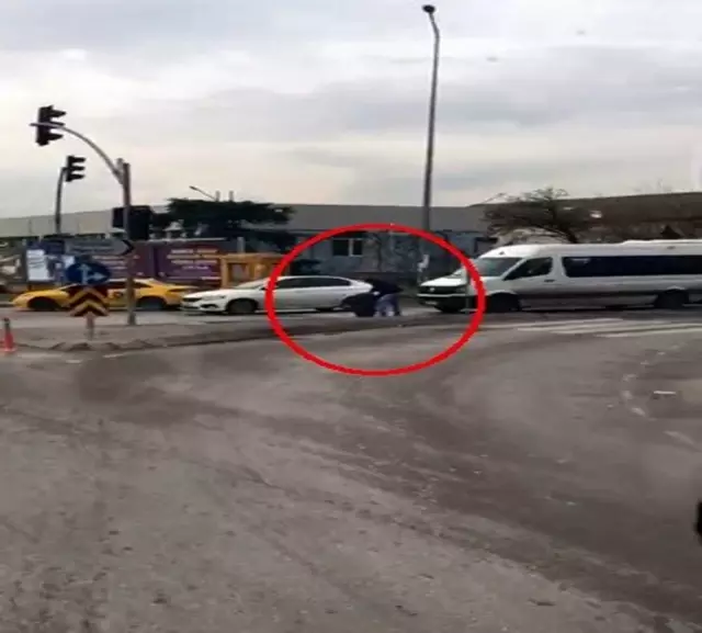 Kamyondan fırlayan tekerlek trafikte onlarca metre böyle gitti