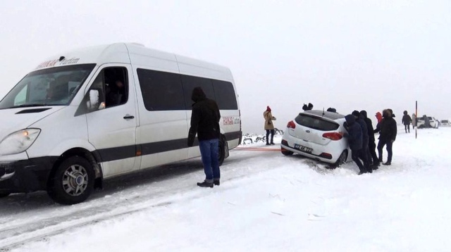 Yolda mahsur kaldılar, halay çekerek kurtarılmayı beklediler