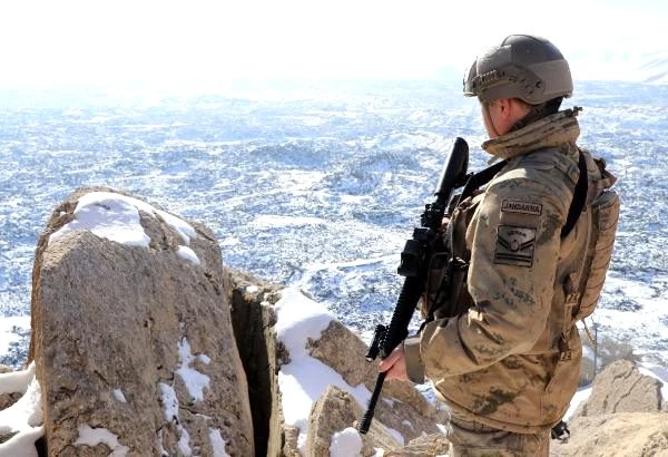 Mehmetçik, eksi 35 derecede Tendürek Dağı'nda vatan savunmasında