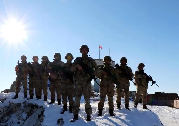 Mehmetçik, eksi 35 derecede Tendürek Dağı'nda vatan savunmasında