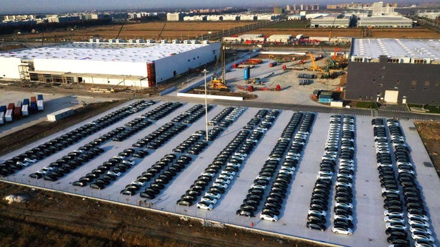 Tesla, Çin'de ürettiği ilk otomobilleri teslim etti
