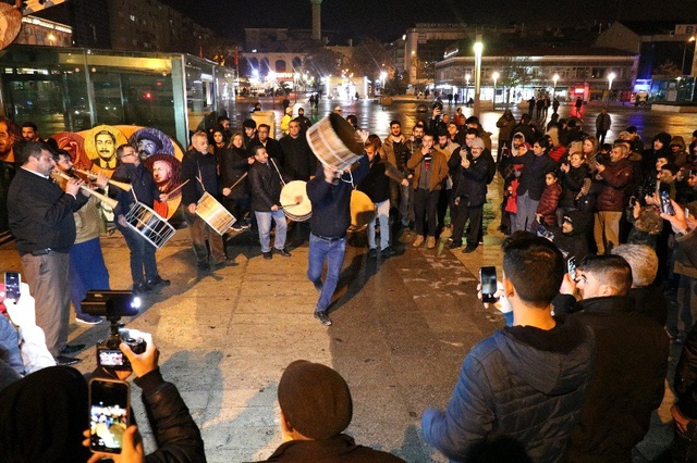 Davulun ritmine kendini kaptıran