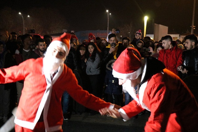 Davulun ritmine kendini kaptıran