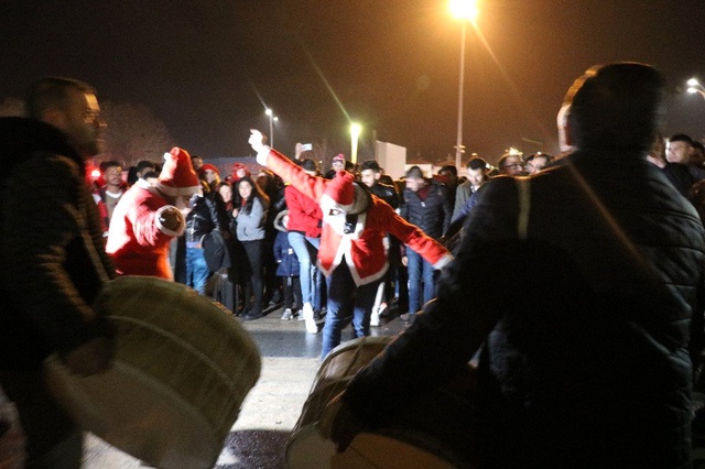 Davulun ritmine kendini kaptıran