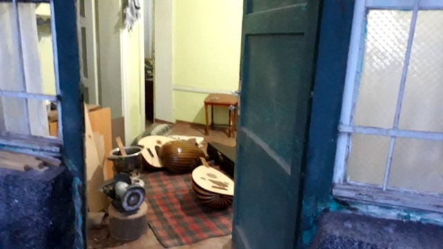 Suçüstü yakalanan hırsızlar, eve soğuktan korunmak için girdiklerini söylediler