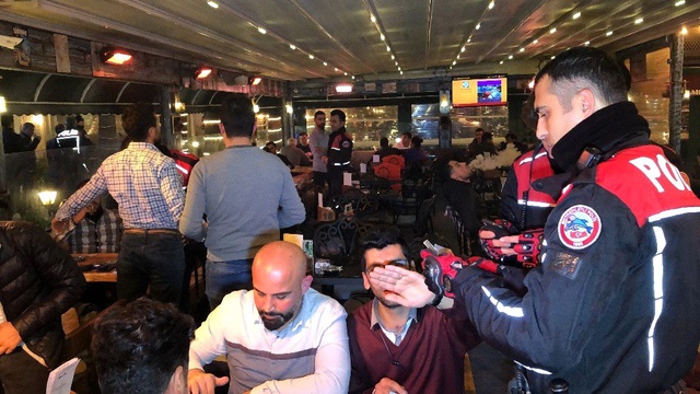 Hatay'da yılbaşı öncesi 'huzur ve güven' operasyonu: 272 litre kaçak içki ele geçirildi