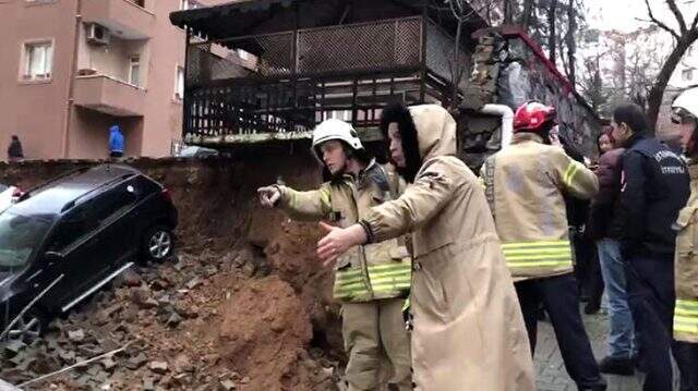 Kartal'da site otoparkında istinat duvarı çöktü Kartal'da site otoparkında istinat duvarı çöktü