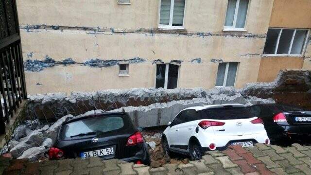 Kartal'da site otoparkında istinat duvarı çöktü Kartal'da site otoparkında istinat duvarı çöktü