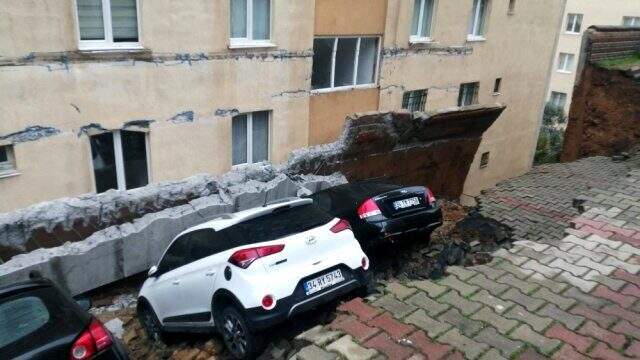 Kartal'da site otoparkında istinat duvarı çöktü Kartal'da site otoparkında istinat duvarı çöktü