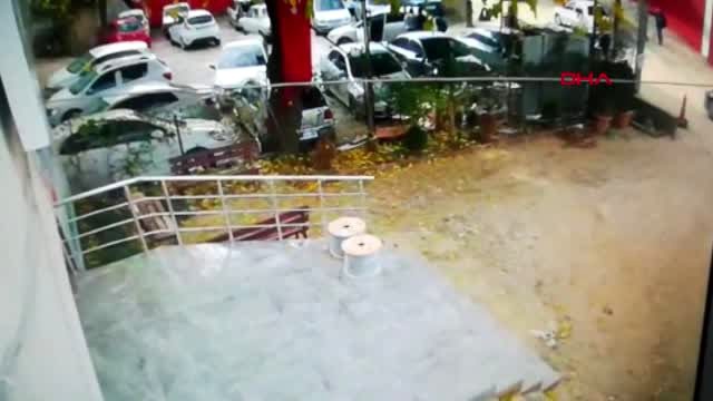 Osmaniye'de durdurmaya çalıştığı otomobilinin altında kalıp, yaralandı