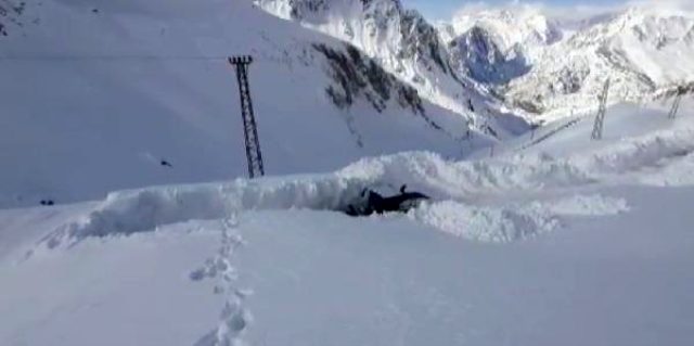 Kar kalınlığı iş makinesinin boyunu aştı! 5 metreyi bulan kar kalınlığının içerisinde yol açma mücadelesi