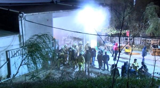 Arnavutköy'de kumaş fabrikasının depo bölümünde yangın çıktı
