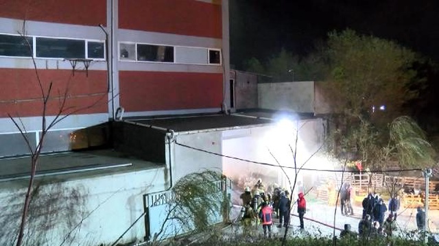 Arnavutköy'de kumaş fabrikasının depo bölümünde yangın çıktı