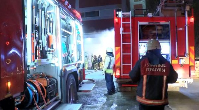 Arnavutköy'de kumaş fabrikasının depo bölümünde yangın çıktı