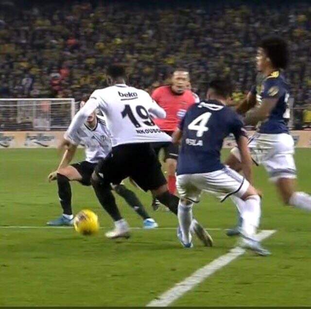 Beşiktaş'ın yıldızından Cüneyt Çakır tepkisi: Formanın çekildiğini gördü Beşiktaş'ın yıldızından <a class='keyword-sd' href='/cuneyt-cakir/' title='Cüneyt Çakır'>Cüneyt Çakır</a> tepkisi: Formamın çekildiğini gördü