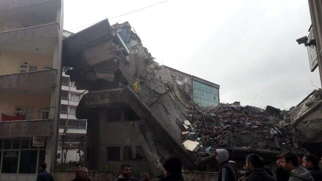 Siirt'te yıkılan bina yan yattı Siirt'te yıkılan bina yan yattı, yan binadaki vatandaşlar tahliye edildi