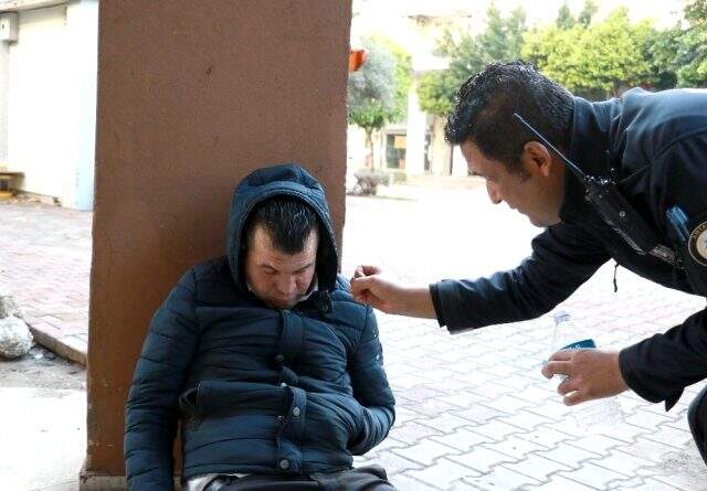 Polis ekiplerinin yoğun çabası, sızıp kalan alkolik adamı uyandırmaya yetmedi